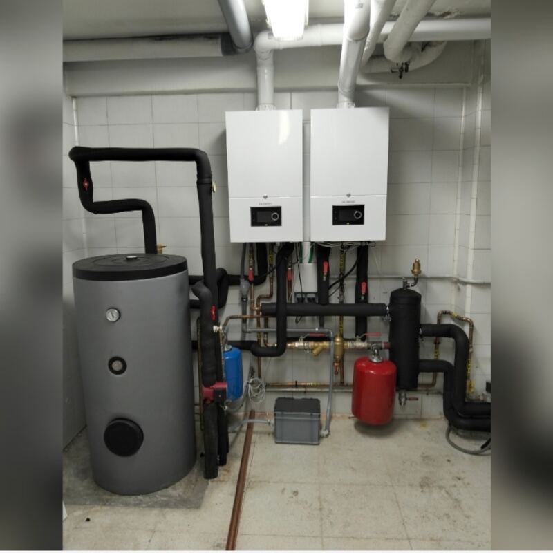 Sala técnica con calderas y acumulador